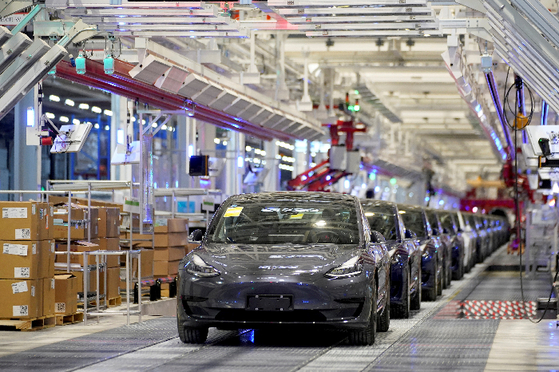 지난해 9월 테슬라가 보급형 전기 세단 모델3을 중국 상하이 공장에서 생산하고 있다. 〈사진=로이터 연합뉴스〉