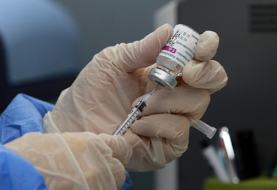 의료진이 아스트라제네카 백신을 주사기에 담고 있다. 〈사진=연합뉴스〉