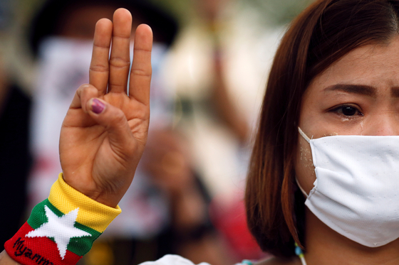 사진. 민주주의를 상징하는 세 손가락을 들고있는 미얀마 시위대. 〈사진=로이터〉