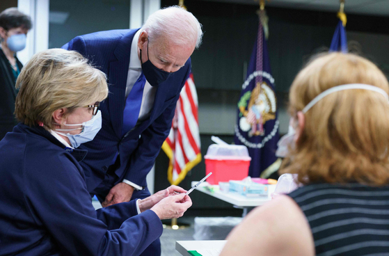 현지 시간 8일 조 바이든 대통령이 워싱턴DC 재향군인병원에서 백신 접종 과정을 지켜보고 있다.