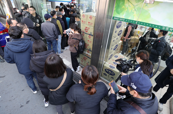 공적 마스크 5부제가 시행된 첫날인 2020년 3월 9일 오전 서울 종로5가 인근 한 약국에서 시민들이 마스크 구매를 위해 줄을 서고 있다. 〈사진=연합뉴스〉