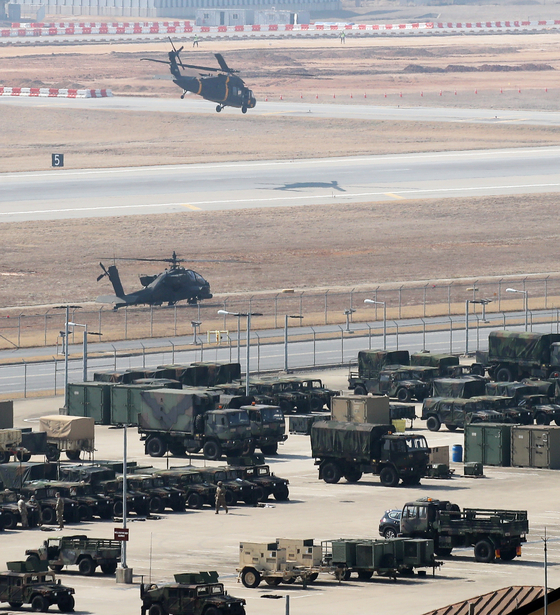 올해 전반기 한미연합지휘소훈련이 시작된 지난 8일 오후, 경기도 평택에 위치한 미군기지 캠프 험프리스 기지 내에 군용 트럭과 헬기가 서 있다.