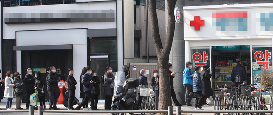 마스크 5부제 시행 첫날인 2020년 3월 9일 서울 마포구에서 시민들이 마스크를 구입하기 위해 대기하고 있다. 〈사진=중앙일보〉