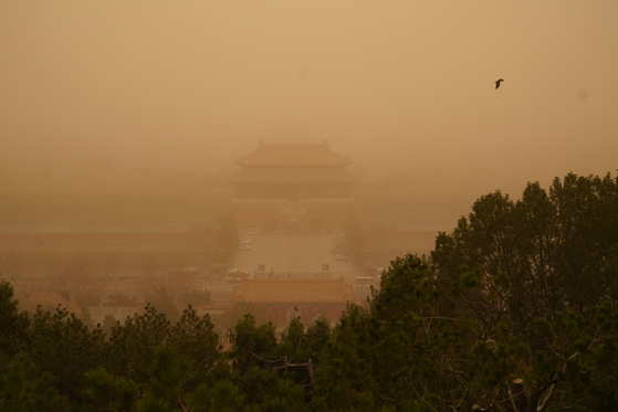 지난 15일 중국 베이징 자금성에 황사가 덮쳐있다. 〈사진=신화 연합뉴스〉