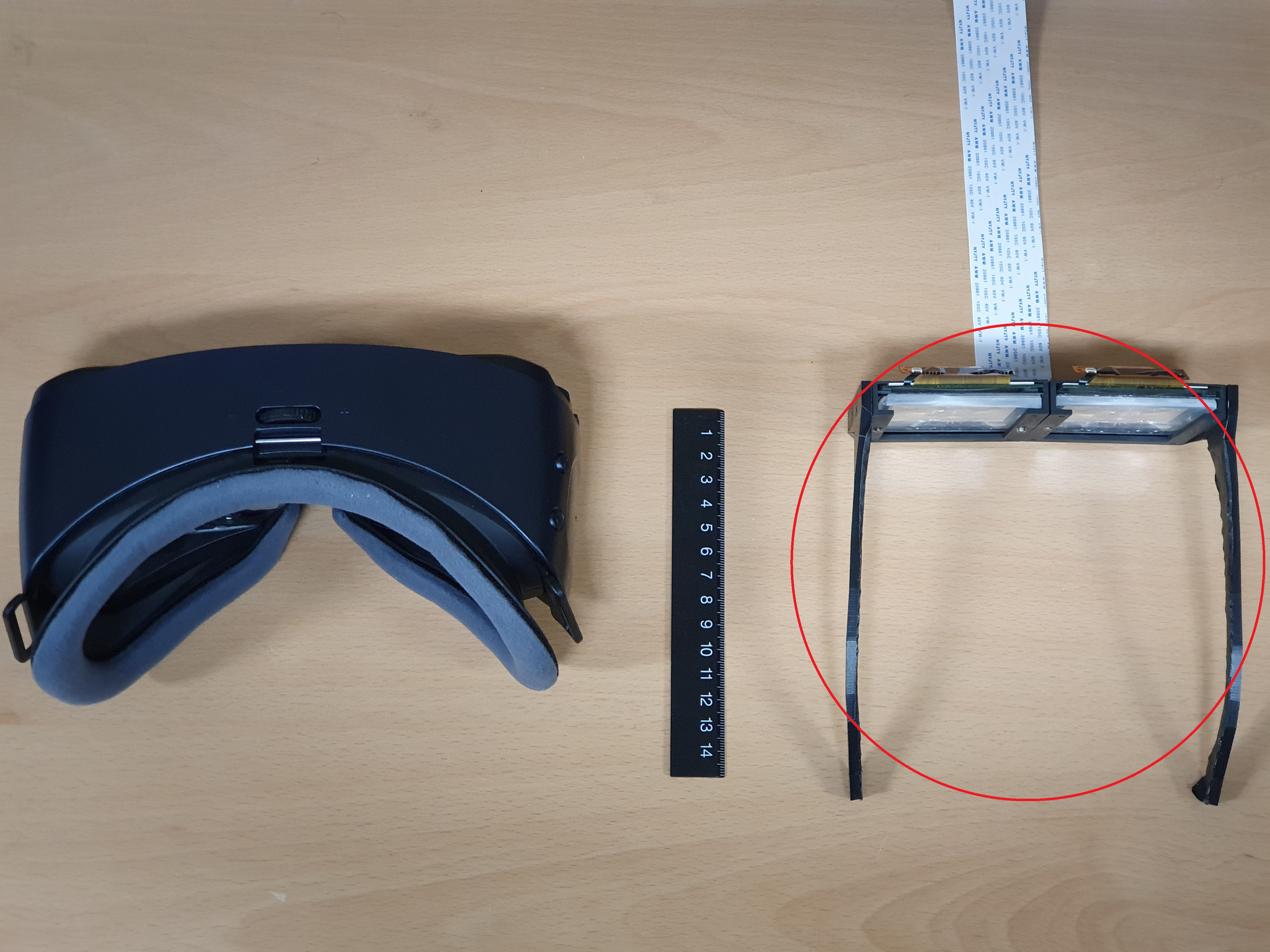 왼쪽은 기존 VR 안경, 오른쪽은 이병호 교수팀이 개발한 VR 안경의 시제품. 오른쪽 안경의 두께가 확연히 얇다. 〈사진=이병호 교수팀 제공〉