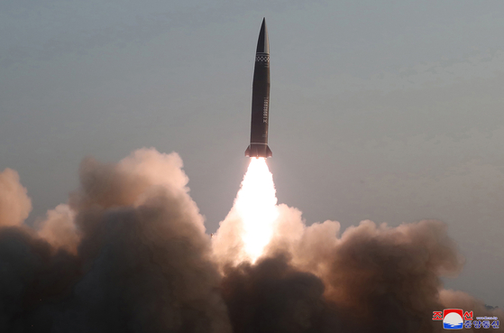 북한이 공개한 신형 전술 유도탄 발사 장면