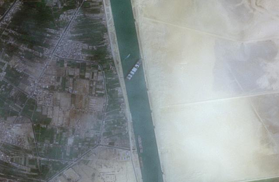수에즈 운하가 컨테이너선으로 가로막혀 있다.
