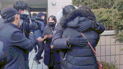 지난달 15일 구속된 인천 국공립 어린이집 전 교사 A씨와 B씨가 영장심사에 들어간 뒤 피해아동 엄마들이 서로를 위로해주고 있다. 박태인 기자