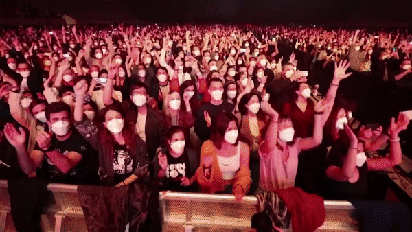 〈27일(현지시간) 스페인 바르셀로나에서 열린 콘서트에 모인 5,000명이 마스크를 쓰고 공연을 즐기고 있다. 출처=로이터〉