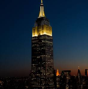 현지시간 26일 첨탑이 노랗게 빛나는 미국 뉴욕의 엠파이어 스테이트 빌딩. #StopAsianHate, 아시아 증오범죄 규탄 운동을 지지하는 뜻에서 아시아계를 상징하는 황금색으로 갈아입었다. 〈사진=엠파이어 스테이트 빌딩 공식 홈페이지〉