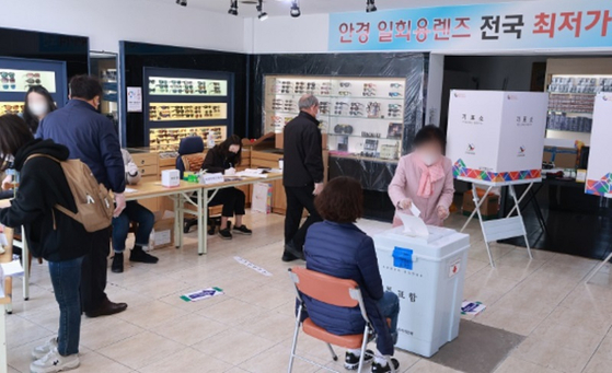 서울 광진구 한 안경점에 마련된 투표소에서 유권자들이 투표하고 있다. 〈사진-연합뉴스〉