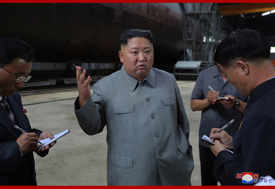 김정은 북한 국무위원장이 새로 건조한 잠수함을 시찰했다고 조선중앙TV가 2019년 7월 23일 보도했다. 해당 잠수함은 3000t급으로 분석된다. 〈사진=연합뉴스·조선중앙통신〉