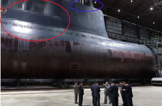 김정은 북한 국무위원장이 새로 건조한 잠수함을 시찰했다고 조선중앙TV가 2019년 7월 23일 보도했다. 해당 잠수함은 3000t급으로 분석된다. 〈사진=연합뉴스·조선중앙TV 캡처〉
