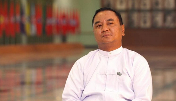 지난 4일 미얀마 네피도에 있는 국방 박물관에서 미얀마 군부 대변인인 조민툰 준장이 인터뷰 하고 있다. 〈사진=CNN 제공〉