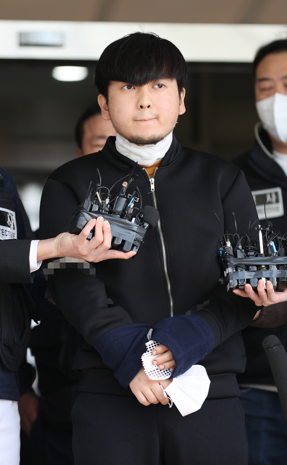 노원구 아파트에서 '세 모녀'를 살해한 혐의를 받는 김태현이 9일 검찰 송치 전 입술을 깨물고 있다. [연합뉴스]