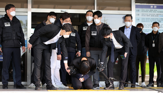 스토킹 살인 사건 피의자 김태현이 9일 오전 무릎을 꿇고 고개를 숙여 사과하고 있다. 연합뉴스