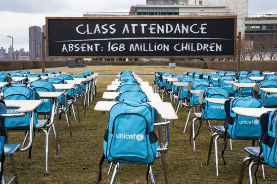 뉴욕에 있는 UN 본부 앞뜰에 설치된 '전염병 교실'. 168개의 빈 책상은 학교가 완전히 폐쇄된 국가를 상징한다. 〈사진=유니세프〉