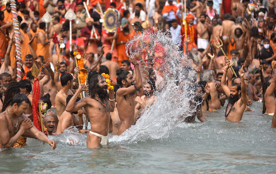 현지 시간 12일 인도 북부 우타라칸드 주 하르드와드시 갠자스강에서 열린 쿰부멜라 축제에서 사람들이 목욕을 하고 있다. 〈사진=AP 연합뉴스〉