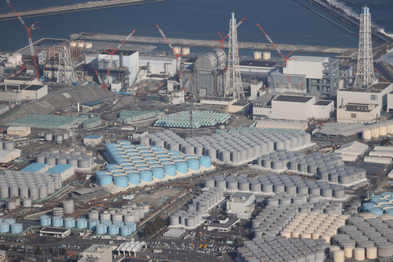 지난 2월 일본 후쿠시마 제1 원전에 오염수 탱크가 놓여있다. 〈사진=AFP 연합뉴스〉