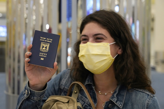 지난해 11월 한 이스라엘 여행객이 아랍에미리트 두바이 국제 공항에 도착해 여권을 보여주고 있다. 〈사진=AP 연합뉴스〉