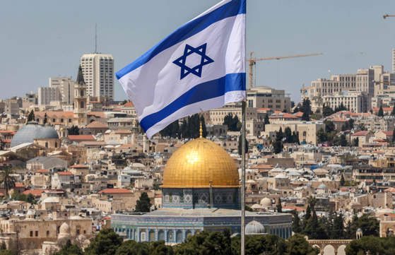 현지 시간 13일 이스라엘 예루살렘에 이스라엘 국기가 펄럭거리고 있다. 〈사진=AFP 연합뉴스〉