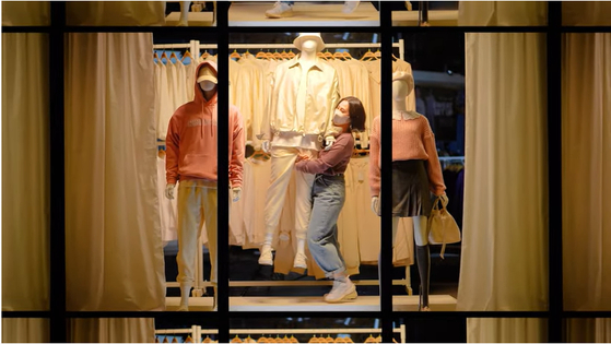 제2회 〈사이즈 차별 없는 패션쇼〉. 마네킹을 치우는 내추럴 사이즈 모델 치도. 출처: SANDBOX