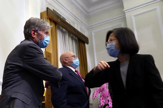 제임스 스타인버그(왼쪽) 전 미국 국무부 부장관과 차이잉원 대만 총통이 15일 팔꿈치로 인사를 나누고 있다. 〈사진=AFP 연합뉴스〉