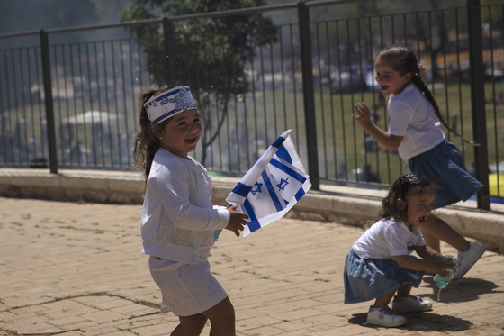 현지 시간 15일 이스라엘 예루살렘 한 공원에서 아이들이 웃고 있다. 〈사진=AP 연합뉴스〉