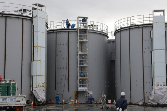 지난해 1월 근로자들이 일본 후쿠시마현 제1원전에서 원전 오염수를 보관하기 위한 탱크를 만들고 있다. 〈사진=EPA 연합뉴스〉