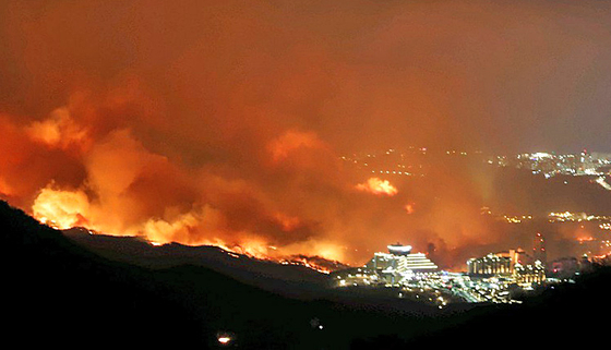 2019년 4월 4일 오후 7시 17분께 강원 고성군 토성면 원암리 일대 산불이 확산되고 있다. 불길이 하늘을 뒤덮고 있다. 〈사진=연합뉴스〉