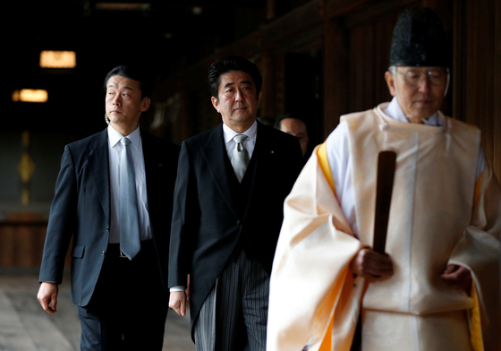 2013년 야스쿠니 신사에 방문한 아베 전 총리. 〈사진=로이터 연합뉴스〉