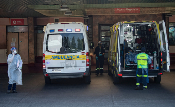 지난 5일 칠레 산티아고 한 병원 엠뷸런스에서 코로나19 확진자가 대기하고 있다. 〈사진=AFP 연합뉴스〉