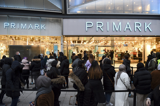 지난 12일 영국 버밍엄 한 쇼핑몰에 방문한 사람들이 쇼핑을 하고 있다. 〈사진=AP 연합뉴스〉