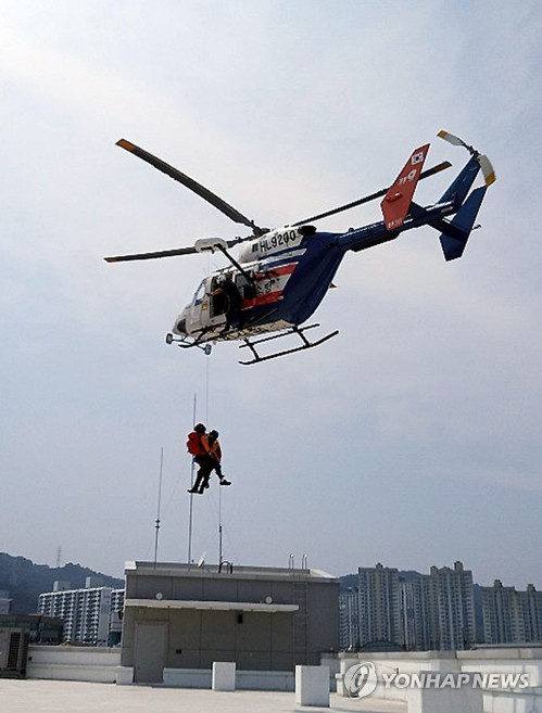 119특수구조단이 인명을 헬기로 구조하는 훈련을 하고 있다. (기사 내용과 무관) 〈사진=연합뉴스〉