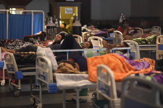 현지 시간 27일 뉴델리의 코로나 임시 병동에서 환자들이 산소마스크 도움으로 숨을 쉬고 있다. 〈사진=AFP 연합뉴스〉