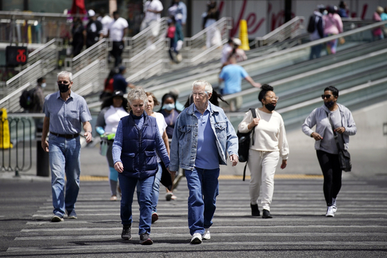 현지 시간 27일 마스크를 벗은 시민들이 네바다 주 라스베이거스 거리를 걷고 있다. 〈사진=AP 연합뉴스〉