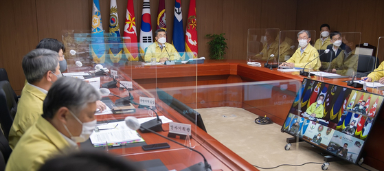 지난 26일 오후 서울 용산구 국방부 청사에서 서욱 장관 주재로 열린 '긴급 주요 지휘관 회의'에서 참석자들이 군내 코로나19 방역 태세에 대해 논의하고 있다.  