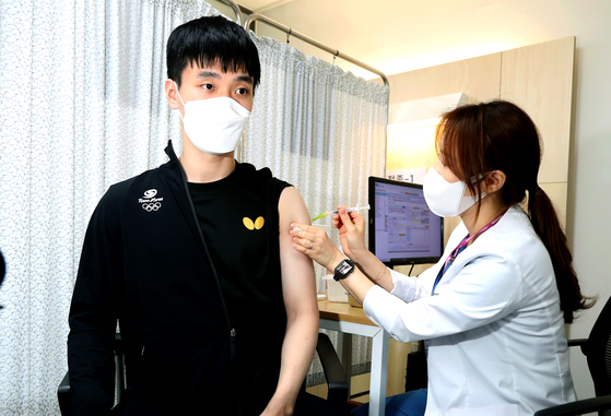 도쿄 올림픽에 출전하는 탁구 대표팀 이상수 선수가 코로나19 백신을 접종받고 있다. 〈사진=대한체육회〉