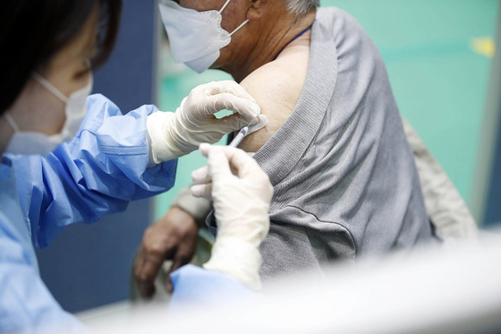 광주 북구 코로나19 예방접종센터에서 보건소 의료진이 75세 이상 어르신들에게 화이자 백신 접종을 하고 있다. 〈사진-연합뉴스〉