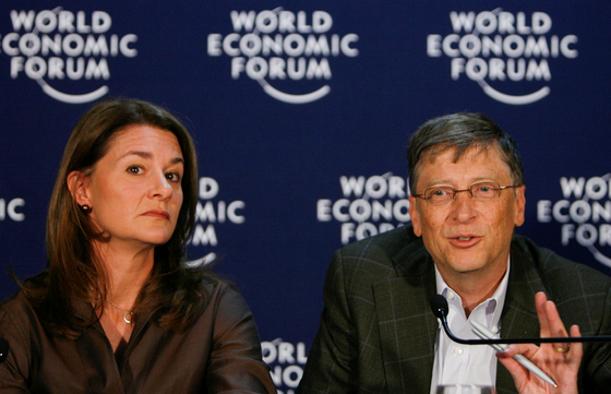 마이크로소프트 창업자인 빌 게이츠와 그의 아내 멀린다 게이츠가 2009년 1월 다보스에서 열린 세계 경제 포럼에서 기자회견을 갖고 있다. 〈사진=로이터 연합뉴스〉
