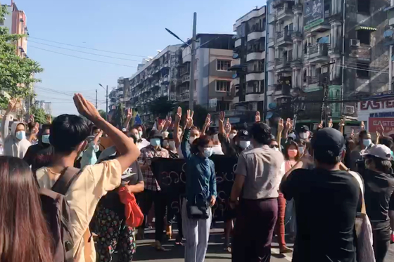 지난 2일 시민들이 미얀마 양곤 한 거리에서 군부 독재에 항의하는 민주화 운동을 벌이고 있다. 〈사진=로이터 연합뉴스〉