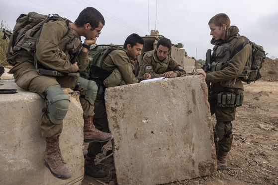 지난달 24일 이스라엘 국경 부근에 배치된 이스라엘 군인들 모습. 〈사진=AP 연합뉴스〉