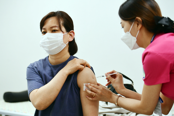 "백신 맞겠다" 61%로 감소세…11월 집단면역 '빨간불'