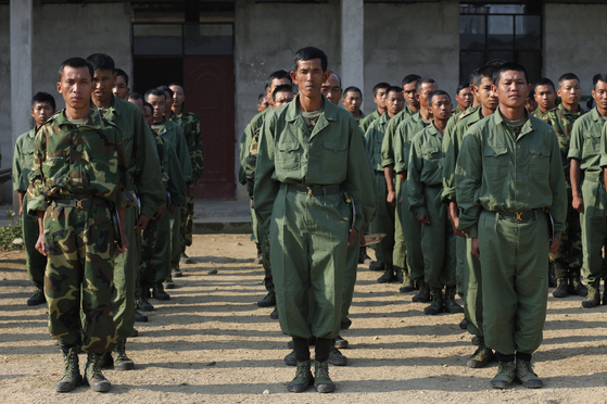 지난 2012년 미얀마 북부 카친주 라이자 한 캠프에서 카친 독립군 군인들이 훈련을 받고 있다. 〈사진=AP 연합뉴스〉