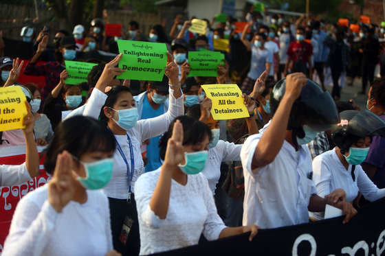 지난 6일 민주화 운동가들이 미얀마 만달레이에서 열린 반군사 쿠데타 시위에서 세 손가락의 경례를 하고 있다. 〈사진=EPA 연합뉴스〉