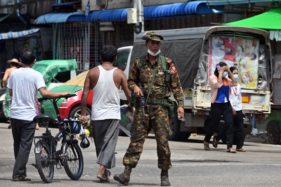 현지 시간 7일 미얀마 양곤에서 미얀마 군인이 민주화 운동에 참가한 민주화 운동가를 찾고 있다. 〈사진=AFP 연합뉴스〉