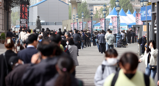 지난 7일 오후 서울역 코로나19 임시선별검사소를 찾은 시민들이 검사를 위해 줄을 서 있다. 〈사진=연합뉴스〉