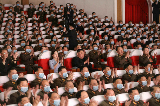 지난 6일 북한 노동신문이 공개한 군인가족공연장 사진. 김정은 위원장 부부와 군 핵심 인사를 제외한 관람객 전원이 마스크를 쓰고 있다. 〈출처=노동신문〉