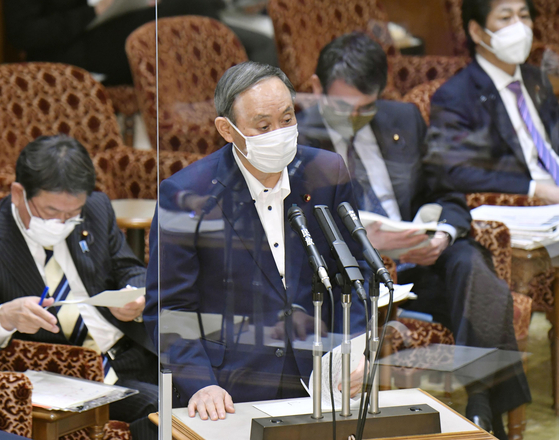 스가 요시히데(菅義偉) 일본 총리가 지난 10일 오후 열린 참의원 예산위원회에서 도쿄올림픽·패럴림픽 개최 문제 등 현안 관련 질의에 답변하고 있다. 〈사진=연합뉴스〉