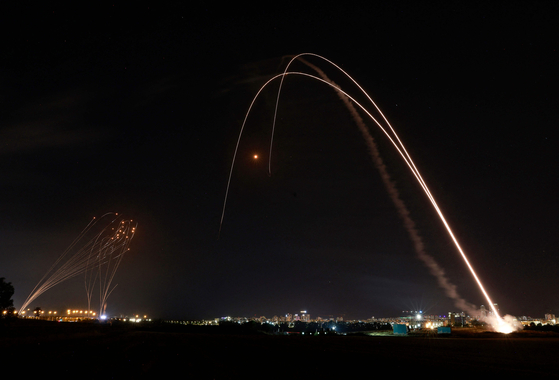 이스라엘 남부 도시 아스돗에서 지난 11일 아이언 돔이 팔레스타인 무장정파 하마스의 로켓을 요격하기 위해 발사되고 있다. 〈사진=AFP 연합뉴스〉